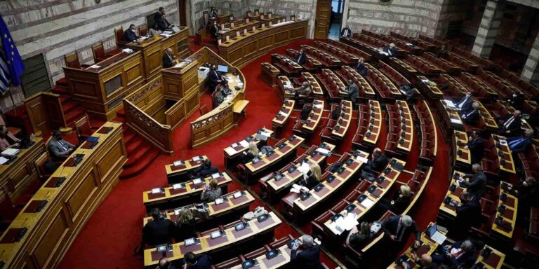 Βουλή: Υπερψηφίστηκε το νομοσχέδιο για την οπαδική βία