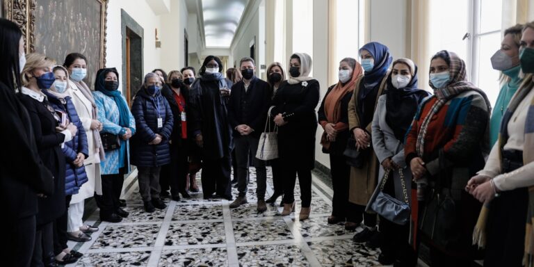 Με 17 γυναίκες πρόσφυγες συναντήθηκε ο Νίκος Ανδρουλάκης – «Ο ανθρώπινος πόνος δεν έχει χρώμα»