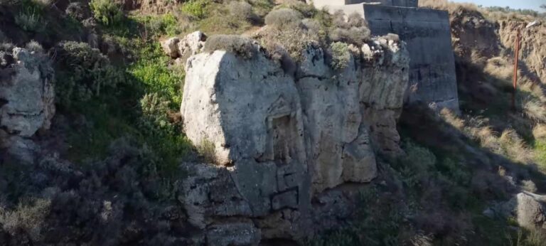 Ο «Άστεγος Βασιλιάς του Ισθμού της Κορίνθου» – Το άγαλμα του Νέρωνα που λιώνει εδώ και 2.000 χρόνια (βίντεο)