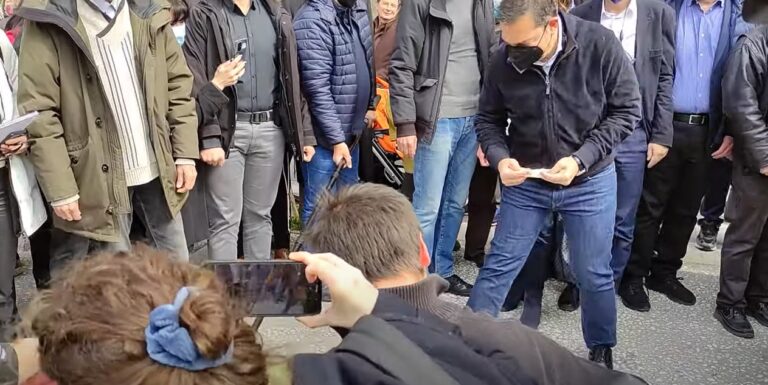 Ο Αλέξης Τσίπρας έδωσε 5 ευρώ σε μουσικούς του δρόμου στην Καλαμαριά (βίντεο)