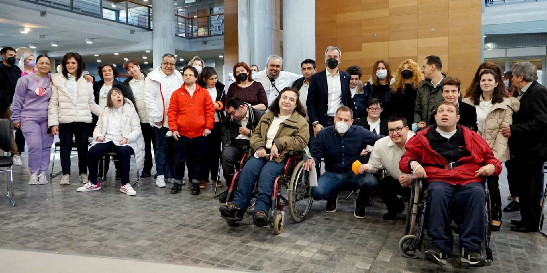 Μέλη της Εταιρείας Σπαστικών Βορείου Ελλάδας και του Σωματείου Ειδικής Αγωγής «Η Ζωή»
