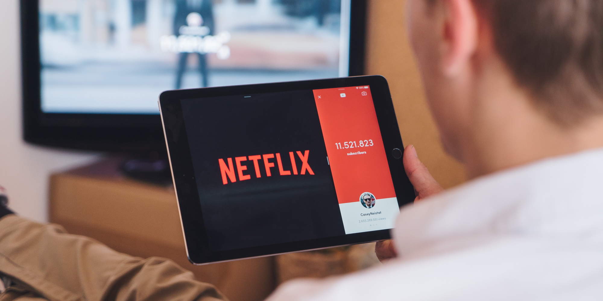 Άνδρας παρακολουθεί Netflix από το tablet του