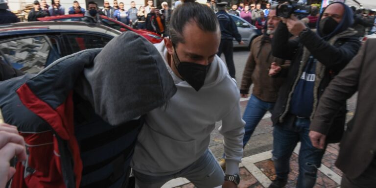 Έφτασε στην εισαγγελέα ο δράστης του τετραπλού φονικού στην Ανδραβίδα για να απολογηθεί (βίντεο)
