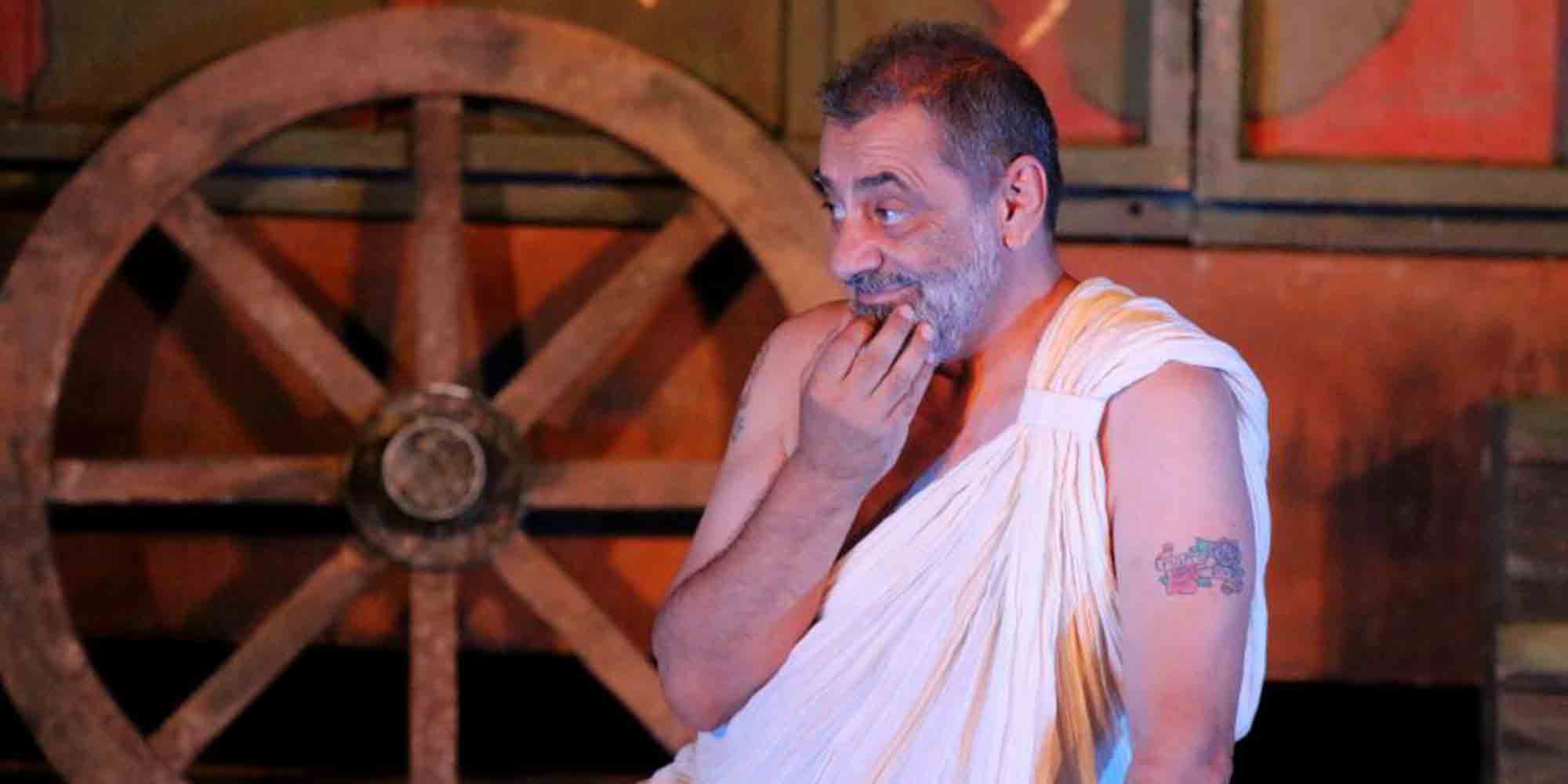Ο Αντώνης Καφετζόπουλος σε θεατρική παράσταση