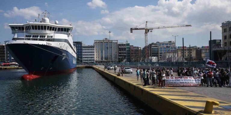 Η 24ωρη απεργία της ΓΣΕΕ «δένει» τα καράβια στα λιμάνια όλης της χώρας