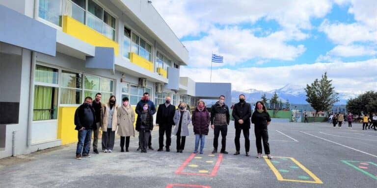 Αρκαλοχώρι: Το Μαξίμου έστειλε διαδραστικούς πίνακες σε σχολείο που άνοιξε ξανά μετά τον σεισμό