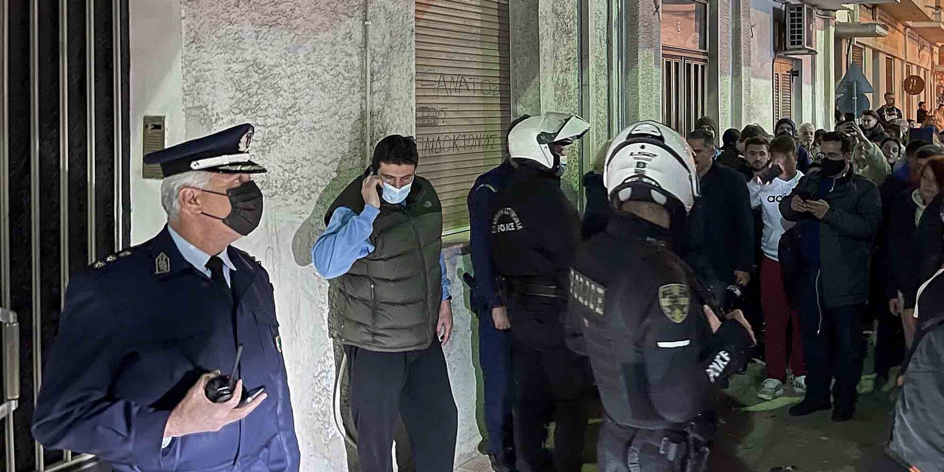 Κόσμος και Αστυνομία έξω από το σπίτι της Ρούλας Πισπιρίγκου