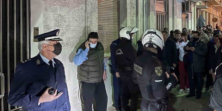 Πάτρα: Εξαγριωμένο πλήθος έξω από το σπίτι της Ρούλας Πισπιρίγκου – Προπηλάκισαν την αδερφή της (βίντεο & εικόνες)