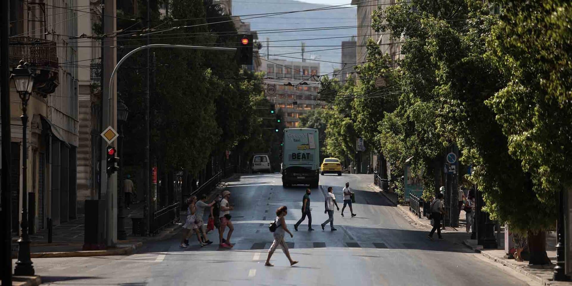 Στιγμιότυπο από την άδεια Αθήνα, ηλιόλουστος ο καιρός