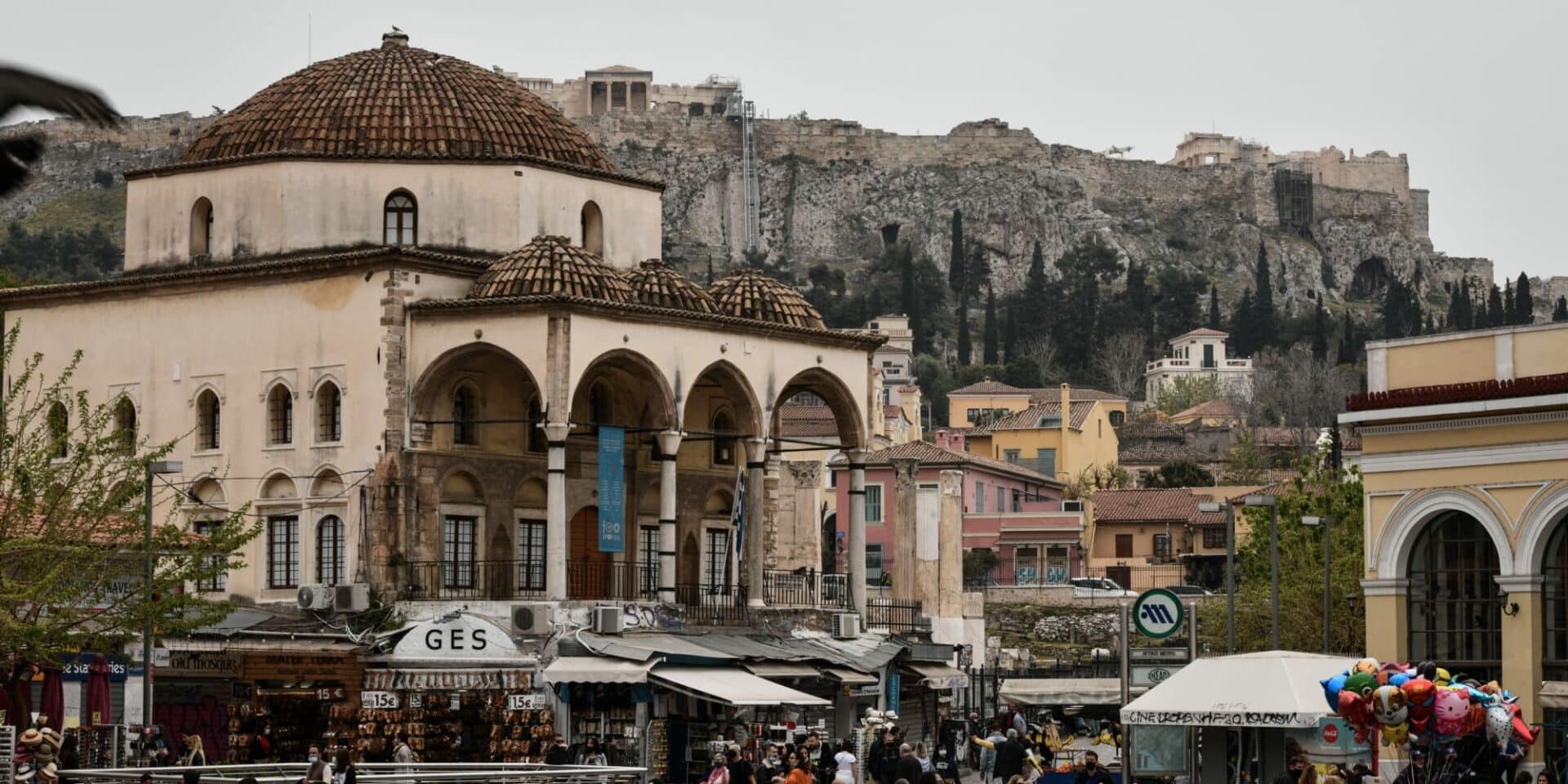 Η πλατεία στο Μοναστηράκι