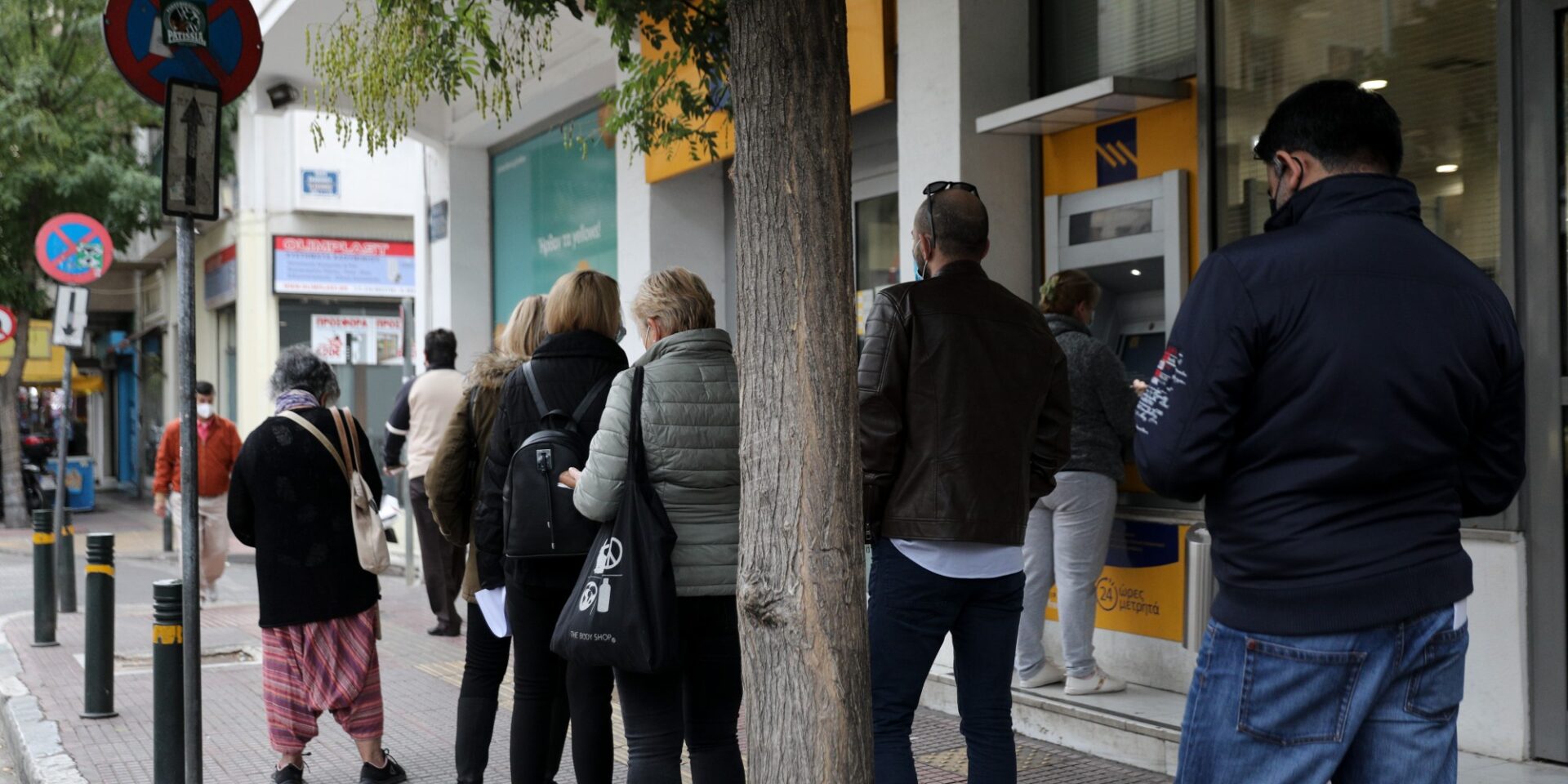 Κόσμος έξω από τράπεζα σε ΑΤΜ