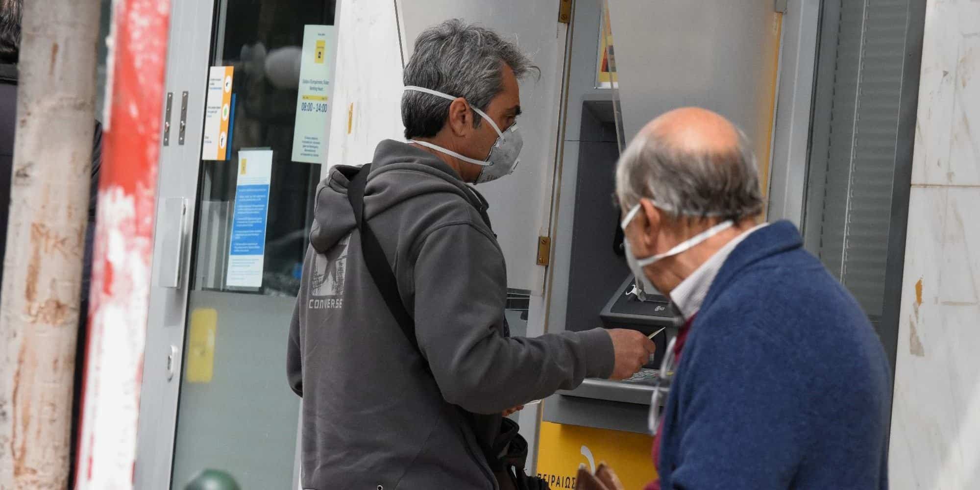 Πολίτες κάνουν αναλήψεις από ATM