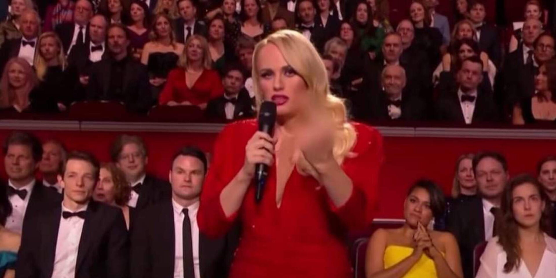 Η Ρέμπελ Γουίλσον, οικοδέσποινα των BAFTA, υψώνει το μεσαίο δάχτυλο στον Πούτιν