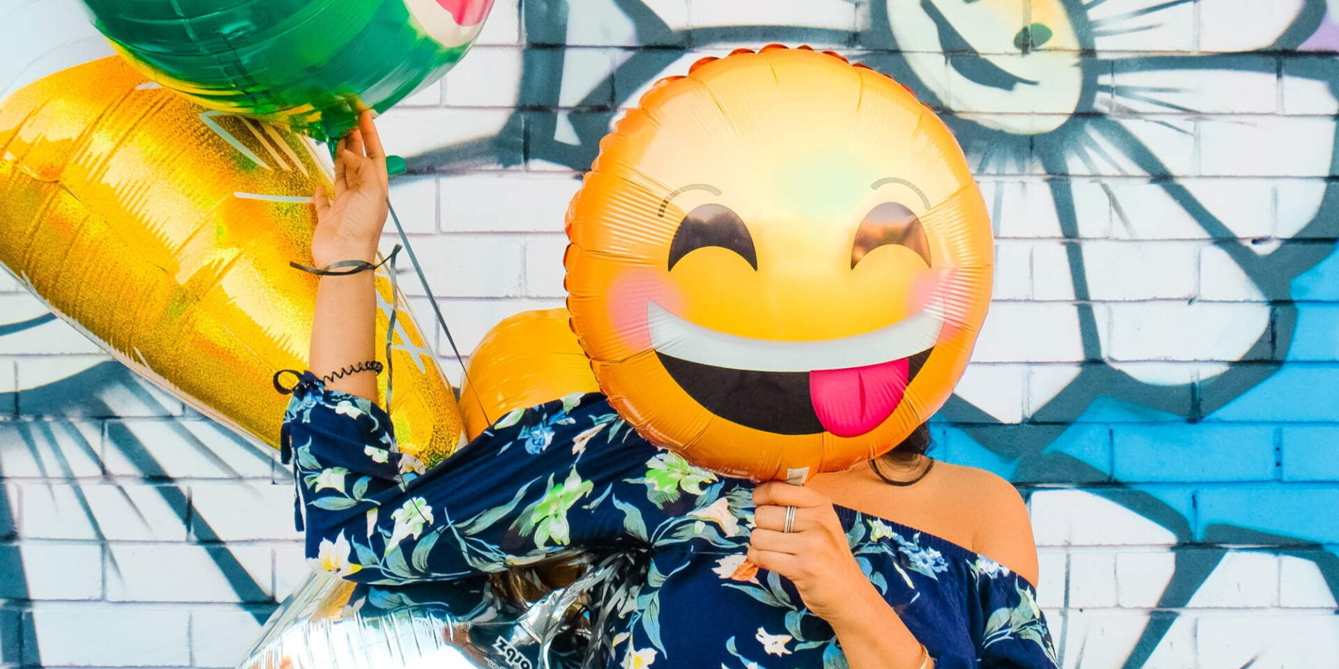 Διεθνής Ημέρα Ευτυχίας με ένα χαρούμενο emoticon