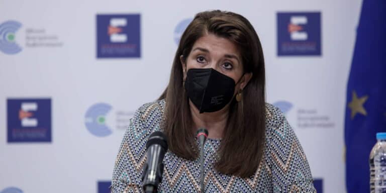 Κορονοϊός: Δεν αίρεται κανένα άλλο μέτρο για την Covid – Ίσως χρειαστεί 4η δόση εμβολίου το φθινόπωρο