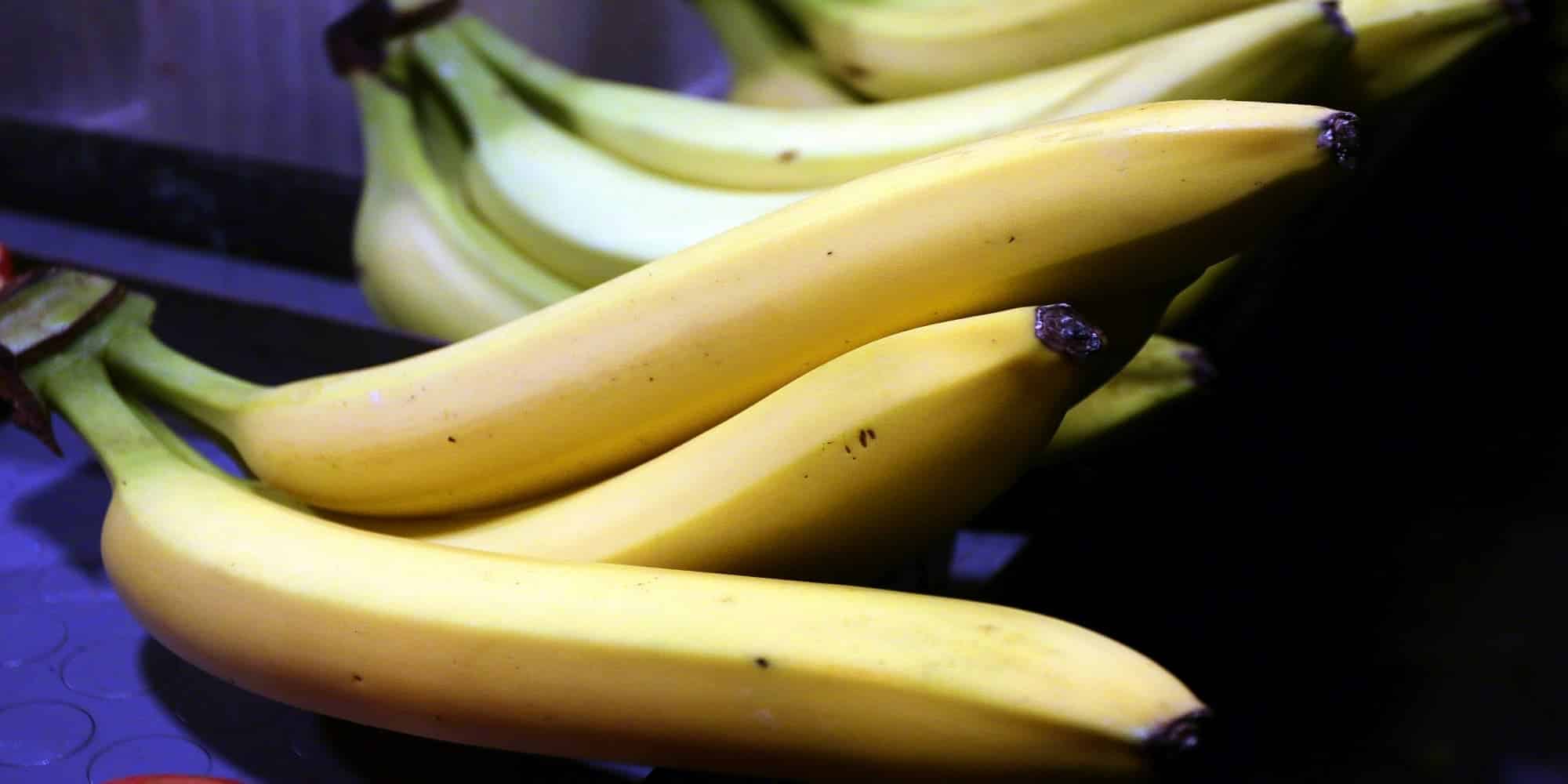 Μπανάνες σε πάγκο λαϊκής