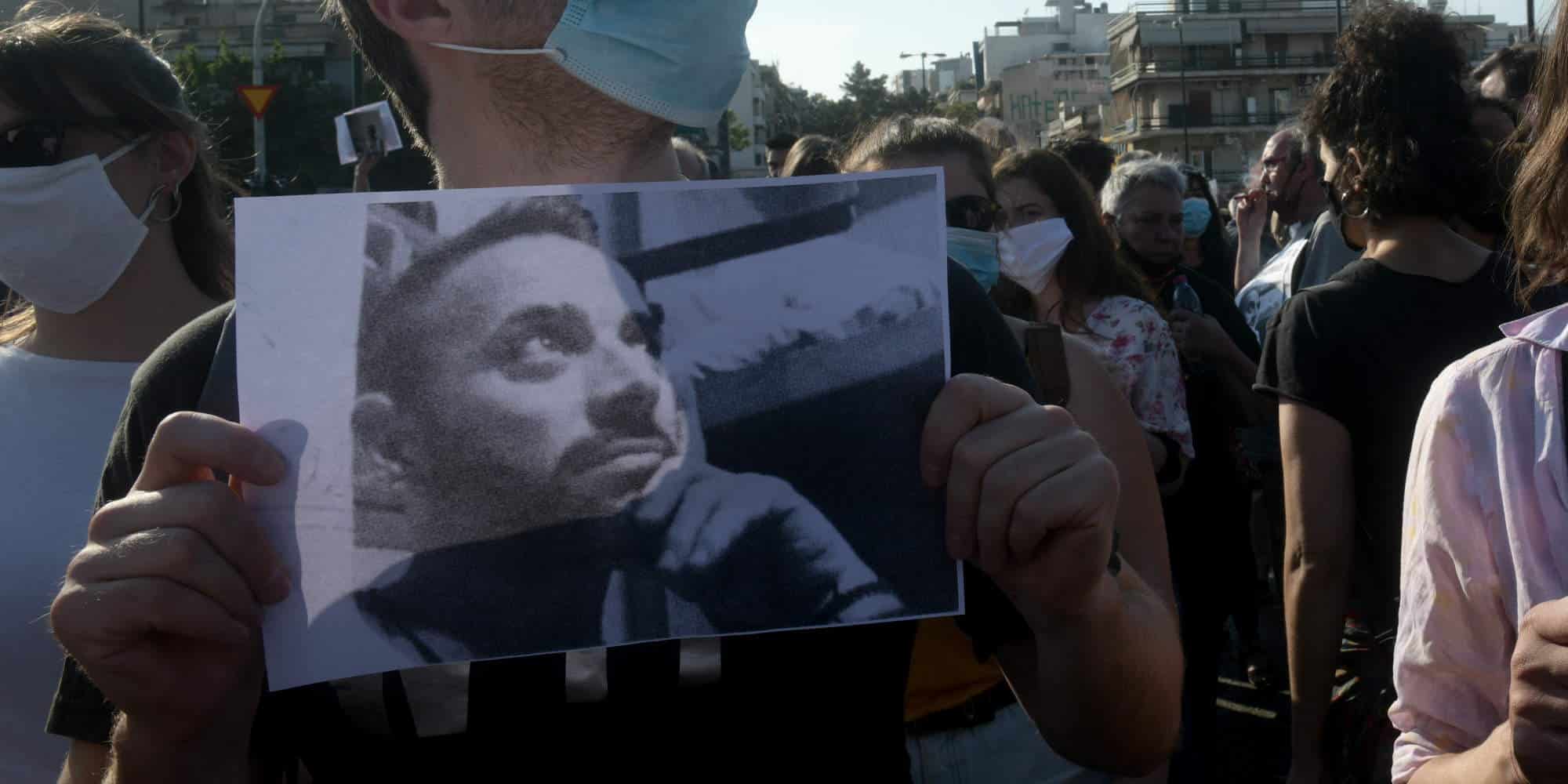 Ο φυγάς Βασίλης Δημάκης σε εικόνα που κρατά διαδηλωτής
