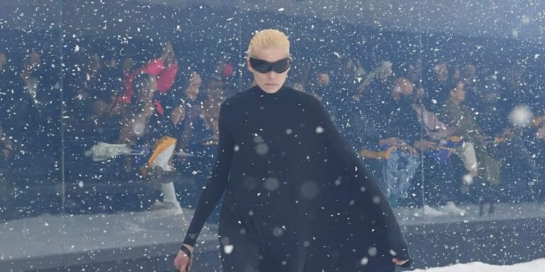Ο οίκος Balenciaga αφιερώνει την επίδειξη της συλλογής Fall/Winter 2022 στην αντίσταση – Το μήνυμα για τον πόλεμο στην Ουκρανία