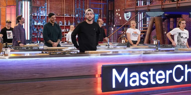 MasterChef: Η θεαματική επιστροφή του Μπόμπαινα στην κουζίνα – Το μπλουζάκι όλο νόημα που φορούσε (βίντεο)