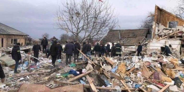 Νέα τραγωδία στην Ουκρανία: 7 νεκροί, ανάμεσά τους δύο παιδιά, από αεροπορική επιδρομή έξω από το Κίεβο