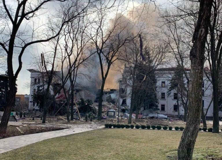 Ουκρανία: 4 νεκροί από βομβαρδισμό στο Χάρκοβο – Πληροφορίες ότι σε 300 ανέρχονται οι νεκροί στο θέατρο της Μαριούπολης (εικόνες & βίντεο)