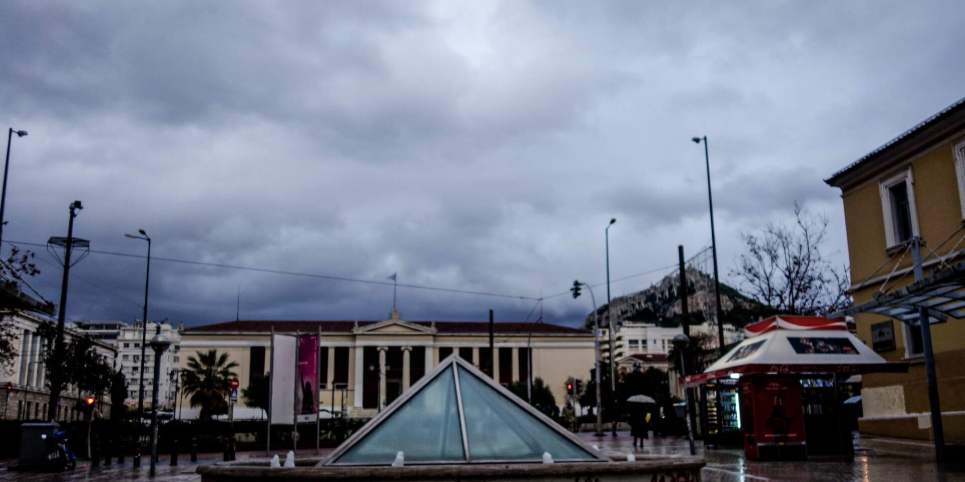 Συννεφιασμένος και βροχερός καιρός στην Αθήνα