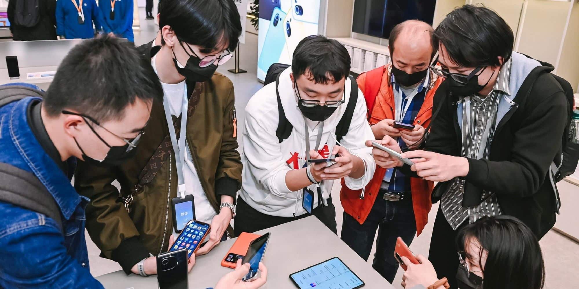Κινέζοι σε κατάστημα με κινητά