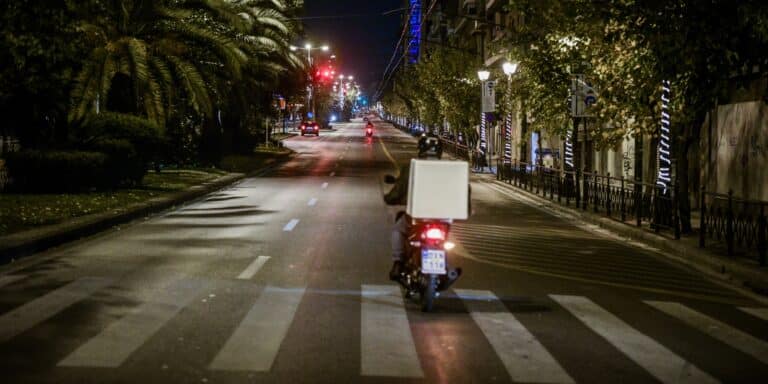 Αποζημίωση θα λαμβάνουν οι διανομείς για τον εξοπλισμό και το όχημα τους, μέσω ψηφιακών πλατφορμών