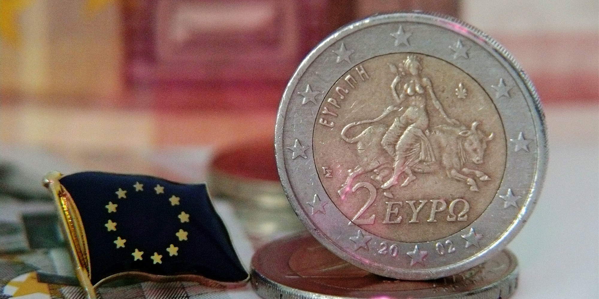 Νόμισμα δύο ευρώ πλάι σε σήμα της ΕΕ