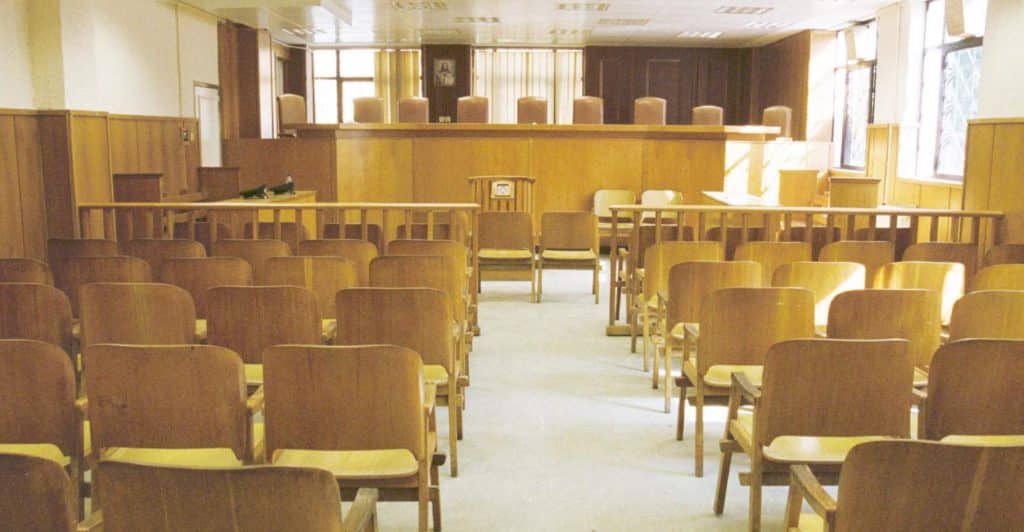 Δικαστική αίθουσα, όμοια με εκείνη όπου εκδικάστηκε η υπόθεση της επίθεσης με βιτριόλι
