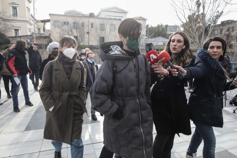 Ξεκίνησε η δίκη του Πέτρου Φιλιππίδη: Στο δικαστήριο οι γυναίκες που τον κατηγορούν, απουσιάζει ο ηθοποιός (εικόνες)