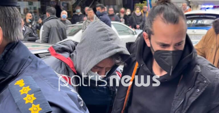 Ανδραβίδα: Έφτασε στα δικαστήρια ο δράστης του τετραπλού φονικού -Τον γιούχαρε το πλήθος (βίντεο)