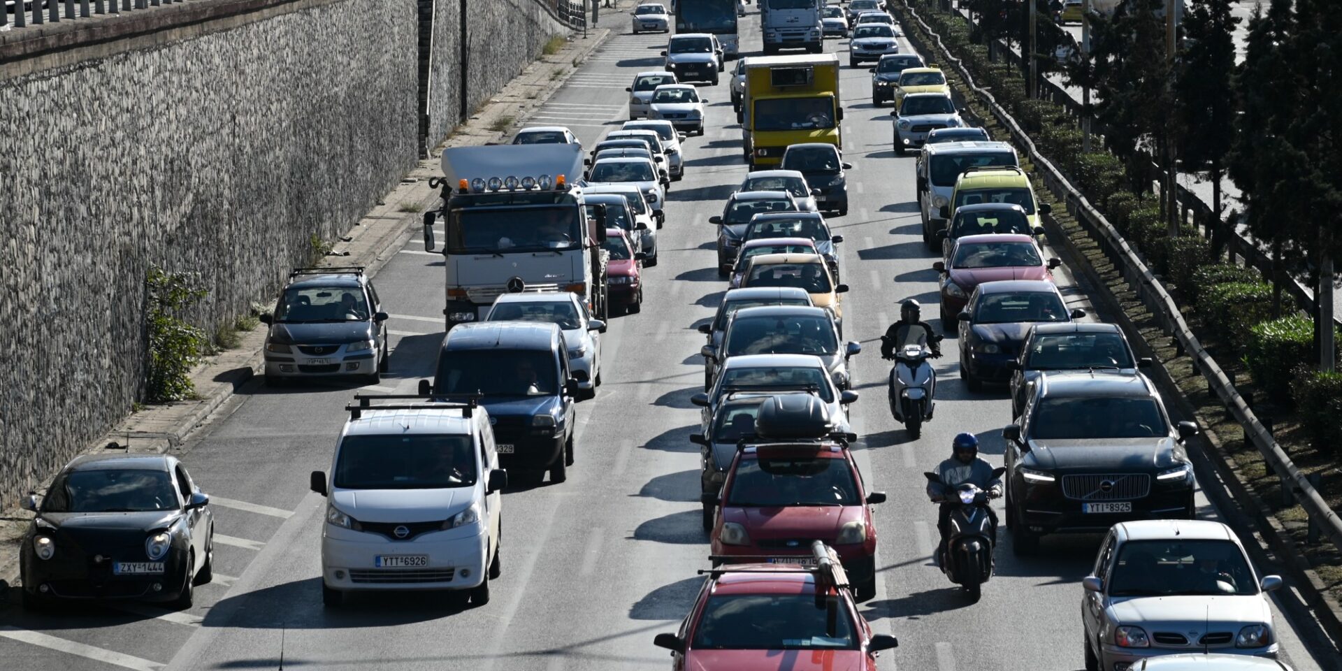 Αυτοκίνητα σε δρόμο