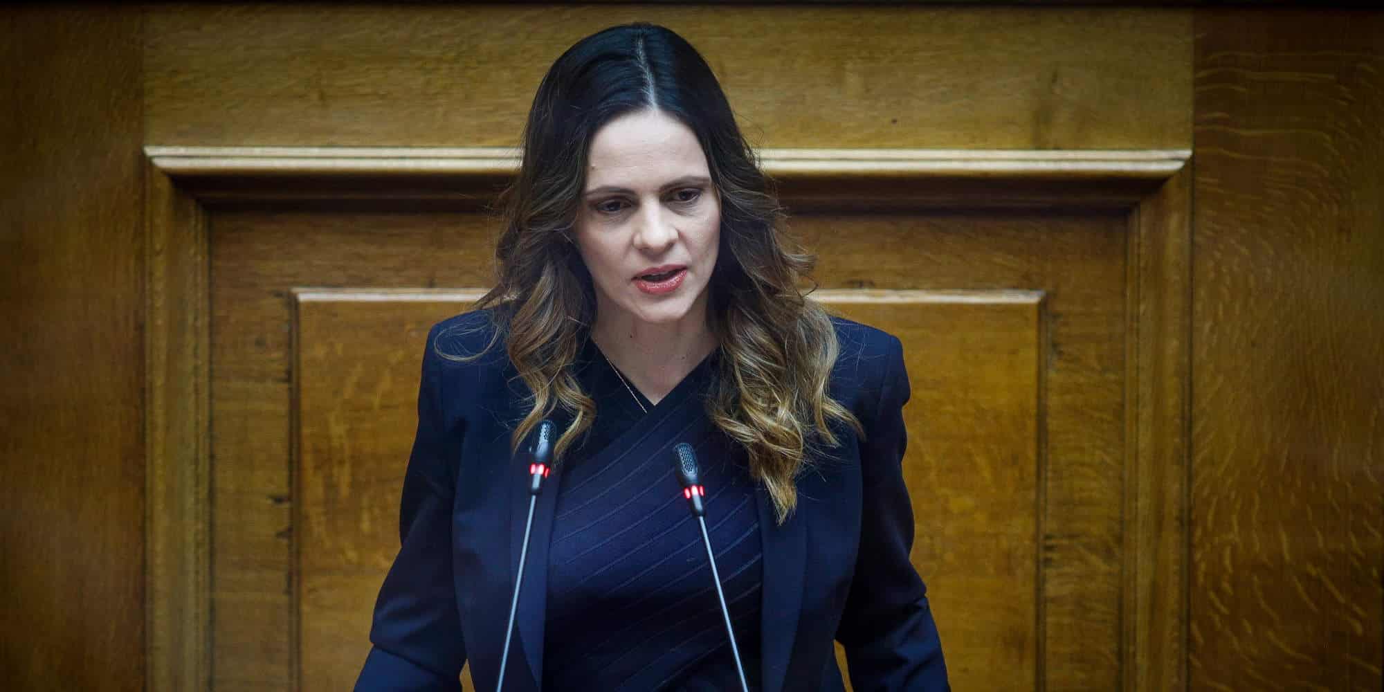 Η βουλευτής του ΣΥΡΙΖΑ, Έφη Αχτσιόγλου στο βήμα της Βουλής