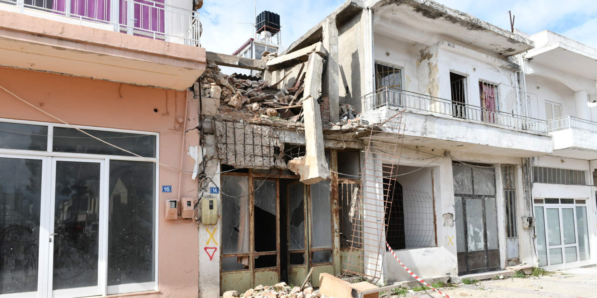 Κατεστραμμένο κτίριο, όπως το άφησε ο σεισμός στο Αρκαλοχώρι τον περασμένο Σεπτέμβριο