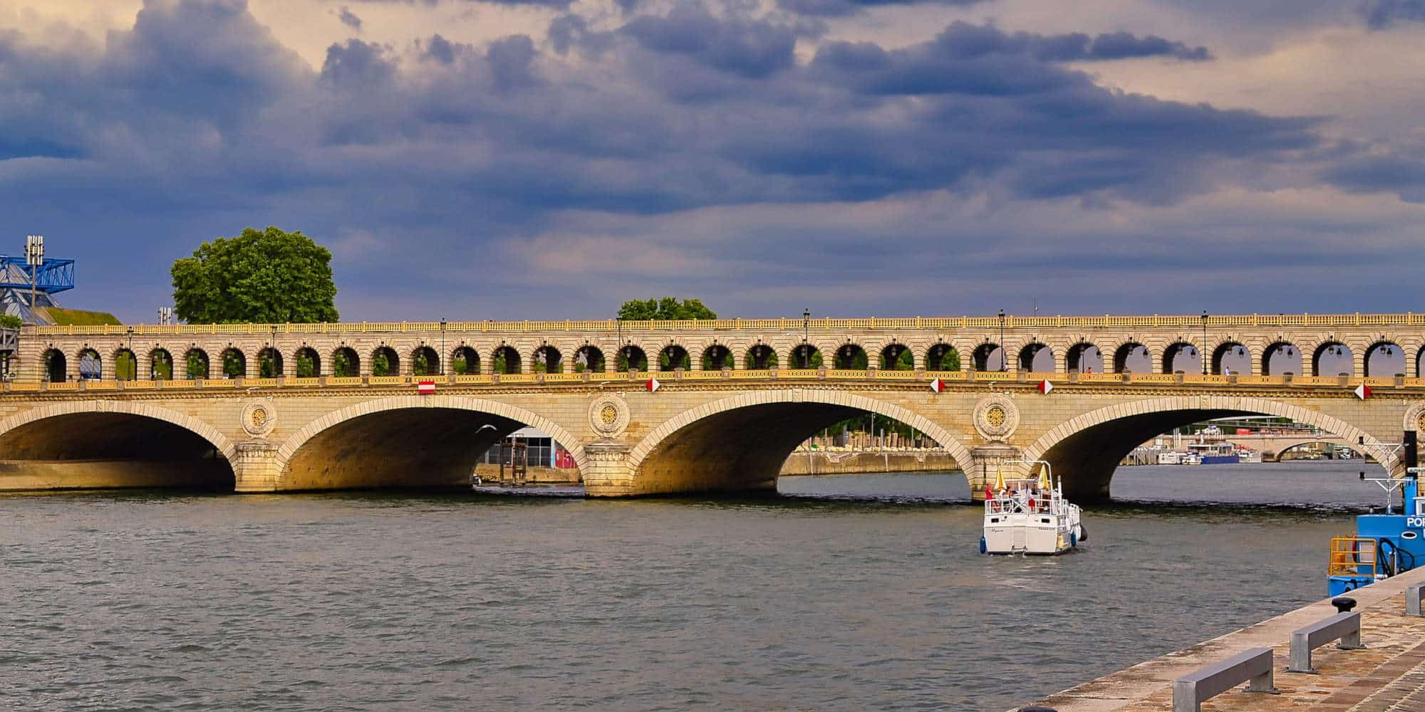 Γέφυρα στο Παρίσι, στη συνοικία Μπερσί όπου βρίσκεται το υπουργείο Οικονομικών