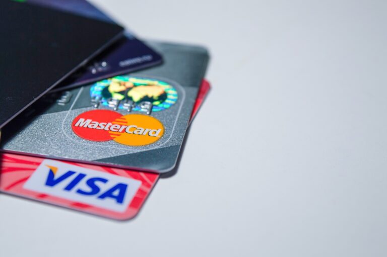 Η αμερικανική εταιρεία Mastercard Inc. αποκλείει από το δίκτυό της χρηματοπιστωτικούς οργανισμούς της Ρωσίας