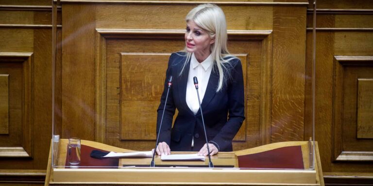 ΝΔ: «Καταδικάζουμε την επίθεση στο γραφείο της Έλενας Ράπτη»