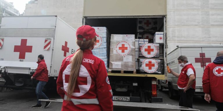 Ο Ελληνικός Ερυθρός Σταυρός στέλνει σχεδόν 50 τόνους ανθρωπιστικής βοήθειας στην Ουκρανία (εικόνες)