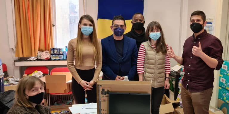 Ελληνικό Φόρουμ Προσφύγων: Το πρωθυπουργικό γραφείο έστειλε ηλεκτρονικό εξοπλισμό για την υποστήριξη των ουκρανικών κοινοτήτων