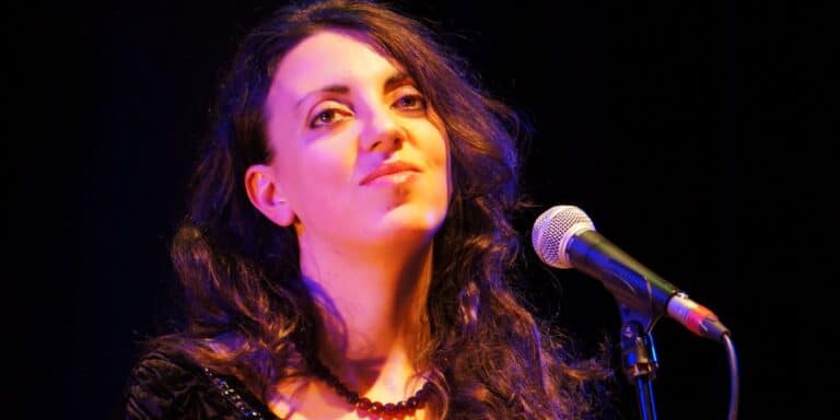 Η Ελληνίδα του fado, Καλλιρόη Ραουζαίου έρχεται για μια μουσική παράσταση την  Τετάρτη 6 Απριλίου
