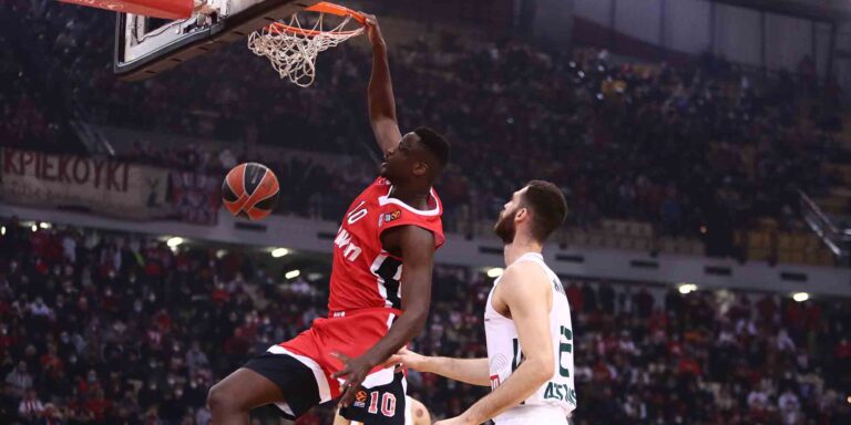 Euroleague: Ο Ολυμπιακός διέλυσε (101-73) τον Παναθηναϊκό στο ΣΕΦ