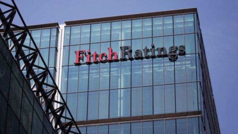 Fitch και Moody’s υποβάθμισαν τη Ρωσία σε «junk»