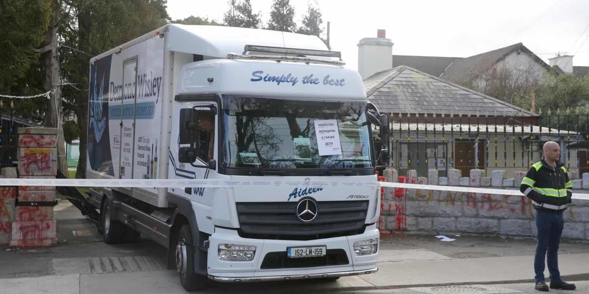Φορτηγό έπεσε στις πύλες της ρωσικής πρεσβείας στο Δουβλίνο