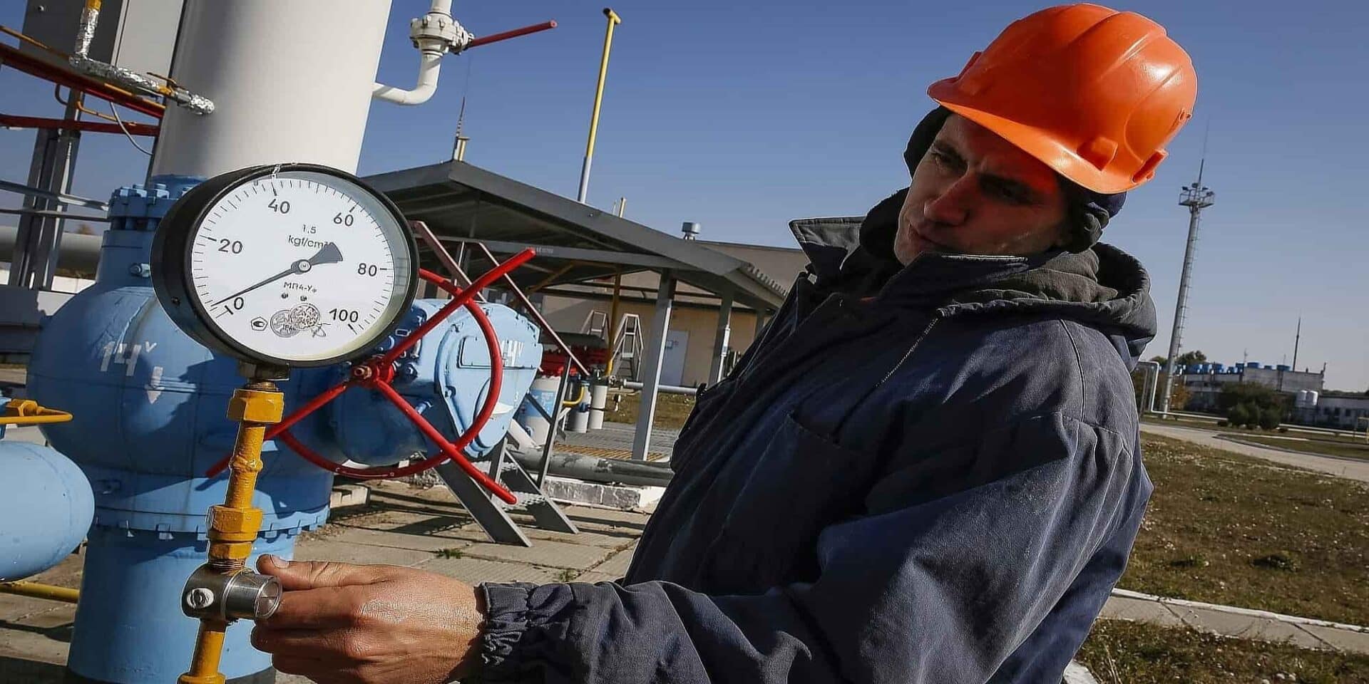 Εργαζόμενος γυρίζει στρόφιγγα σε εγκαταστάσεις φυσικού αερίου / Φωτογραφία: ΑΠΕ-ΜΠΕ