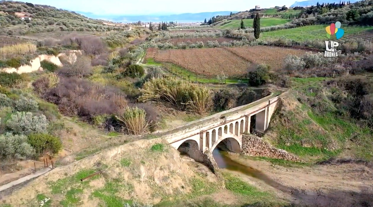 Η υδατογέφυρα του Ράχιανι στον Άσσο Κορινθίας