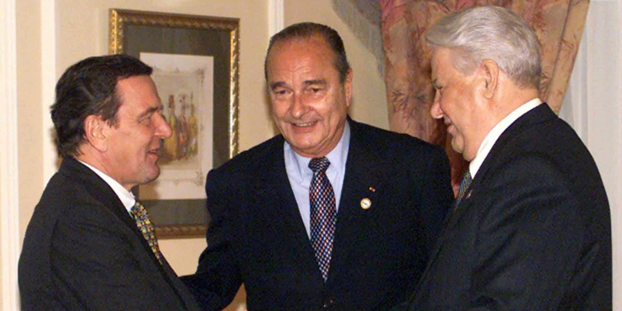 Ο Γκέρχαρντ Σρέντερ (αριστερά) με τον τότε πρόεδρο της Γαλλίας, Ζακ Σιράκ (κέντρο) και τον πρώην Ρώσο πρόεδρο, Μπόρις Γιέλτσιν