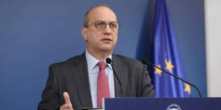 Οικονόμου: «Ο καταναλωτής θα πληρώνει μικρότερη τιμή στην βενζίνη από αυτή που αναγράφεται στην αντλία»