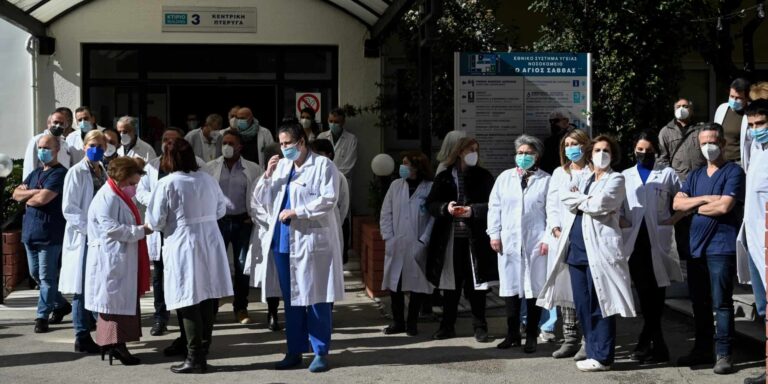 Πλεύρης: «Έρχεται διάταξη για απόλυση των ανεμβολίαστων υγειονομικών»