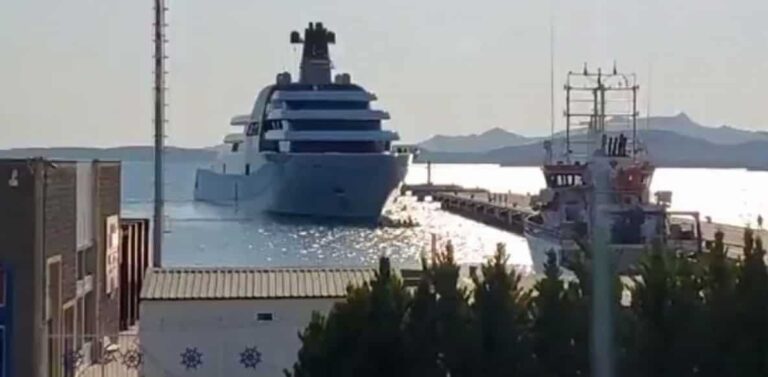 Το γιοτ «Solaris» του Αμπράμοβιτς «έδεσε» στην Αλικαρνασσό – Επεισόδιο με Ουκρανούς τη στιγμή της άφιξης (βίντεο)